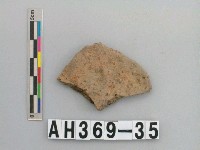 藏品(灰褐色粗砂陶片)的圖片